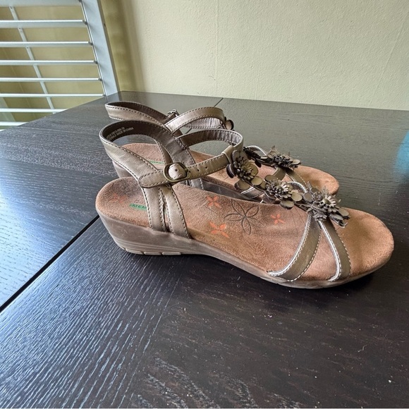 Baretraps 9 memory foam Hammond Bronze Strappy Floral low wedge heel Sandals - Picture 6 of 11